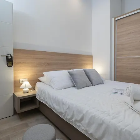 Palace Kolovare アパート ザダル